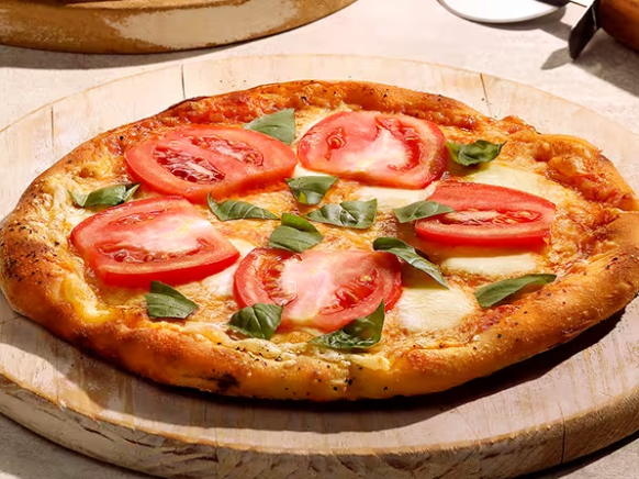 Molho pomodoro, mozzarella fresca, fatias de tomate, com um toque de manjericão e azeite de oliva. Com Stella Artois na massa.