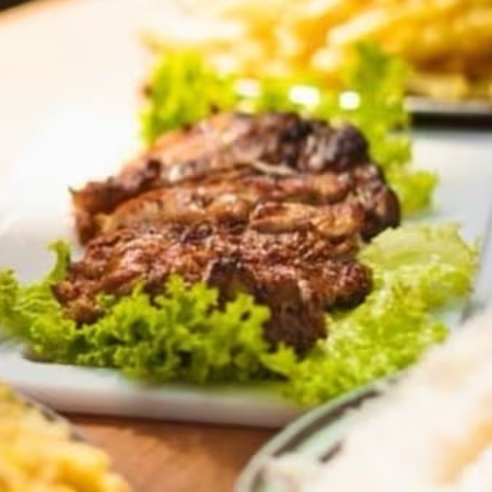 O excepcional 'Famoso Frango do Gugu'. Trata-se de um suculento frango desossado, criteriosamente marinado com especiarias selecionadas, preparado na brasa, conferindo-lhe um sabor inigualável e uma textura irresistivelmente macia. Servido com um arroz soltinho, uma farofa de ovos, um autêntico molho à campanha e batatas fritas incrivelmente douradas. Serve 4 pessoas