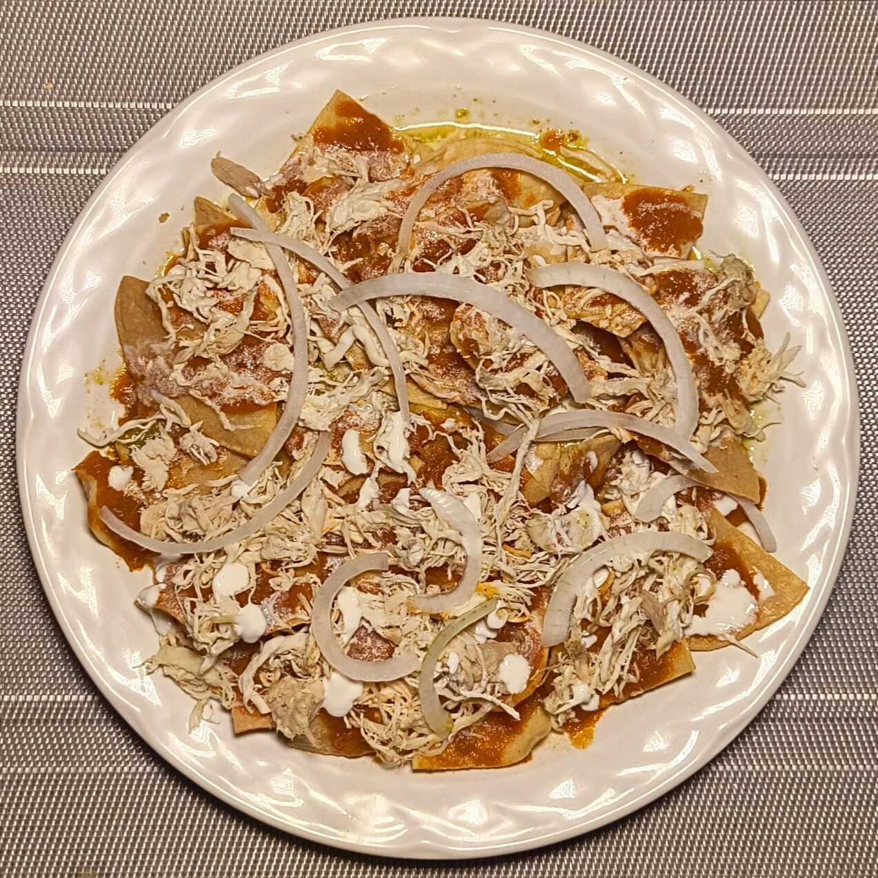 MEDIA ORDEN DE CHILAQUILES ROJOS