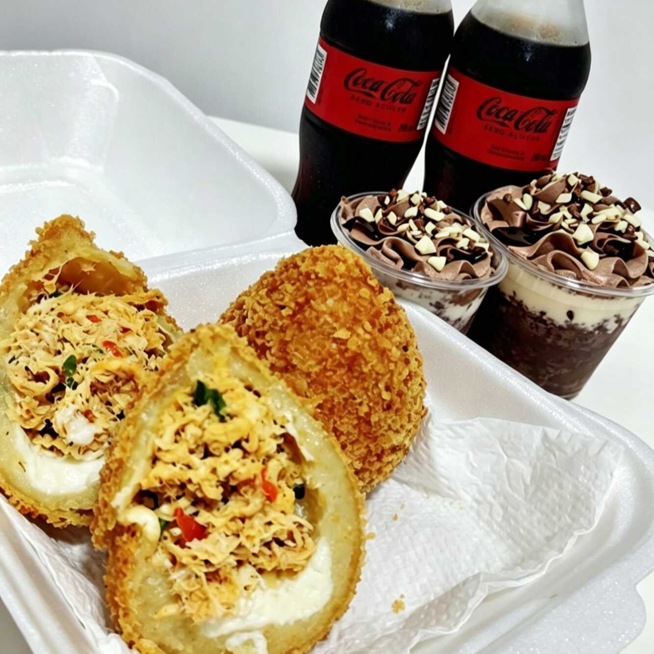 2 Coxinhas + 2 Coca-Colas 200ml + 2 Delícias no Pote.