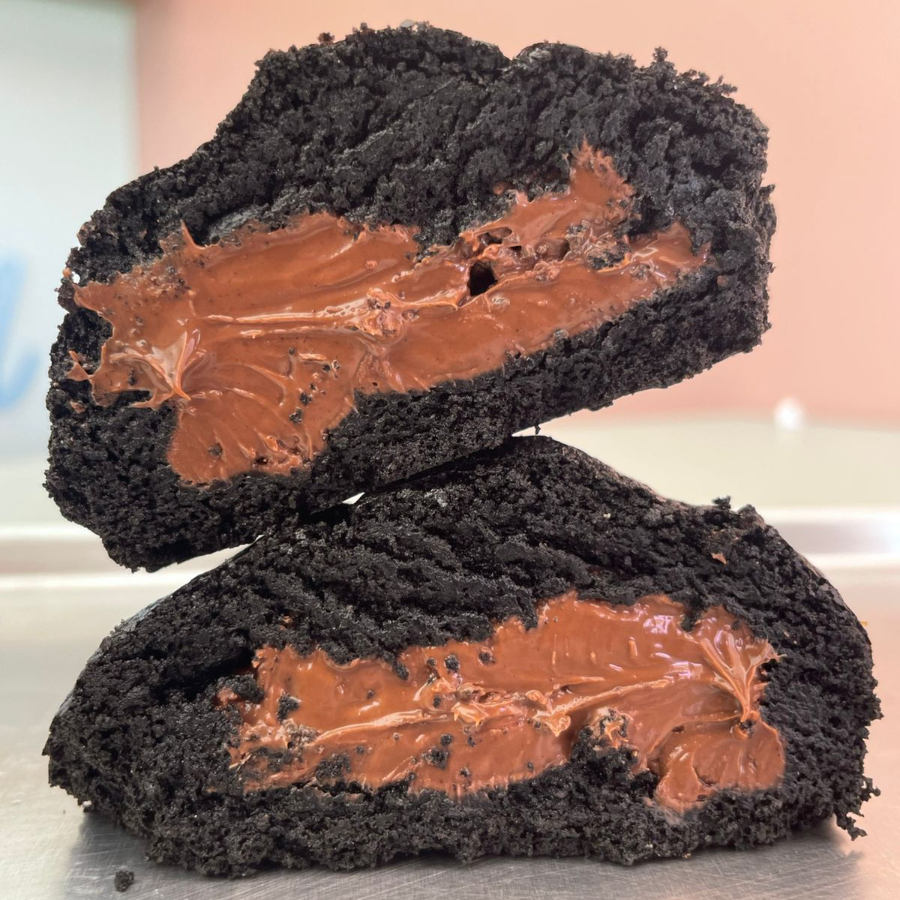 Massa amanteigada com cacau black, mais intensa, recheada com Nutella.