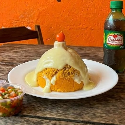 cuscuz recheado de frango com creme cheese,com bebida, e uma vinagrete
