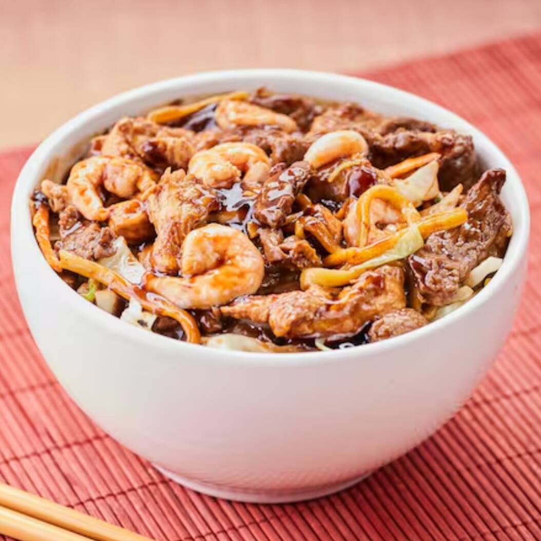 Macarrão yakisoba frito com carne, frango, camarão, presunto e mix de legumes ao molho shoyu. Finalizado com especiarias orientais e óleo de gergelim torrado.