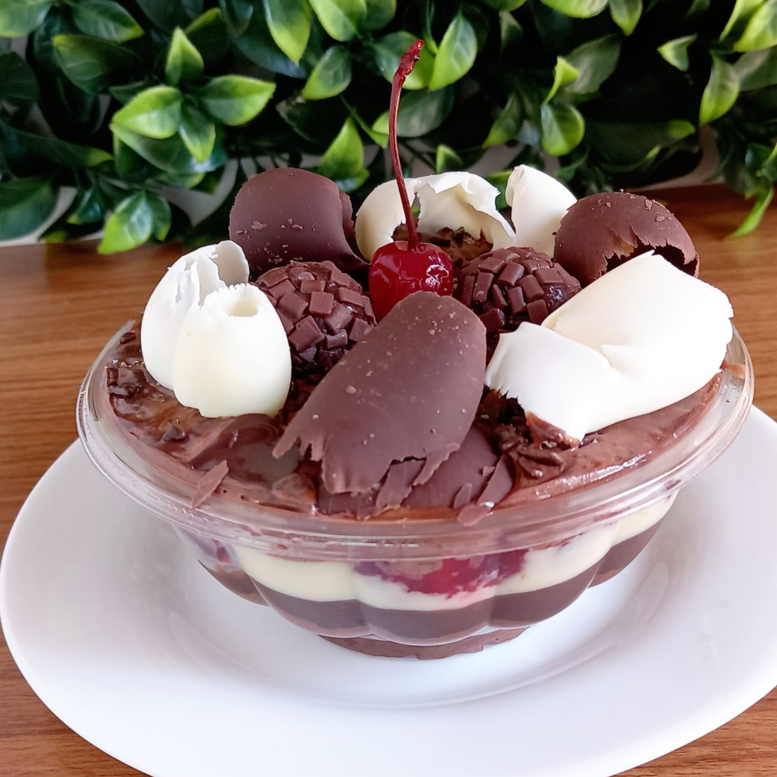 Bolo de chocolate, recheio Preto e Branco com cerejas, cobertura musse de chocolate com creme de avelã e raspas preto e branco com cereja e docinhos. 500ml