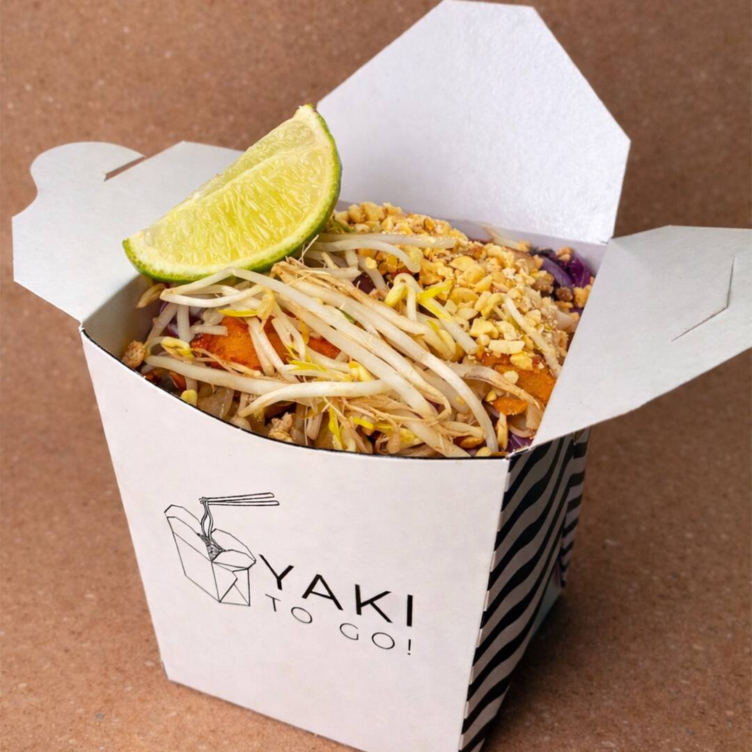 Frango, macarrão de arroz (bifun), repolho roxo, cenoura, cebola e molho thai. Finalizado com broto de feijão, amendoim e limão!