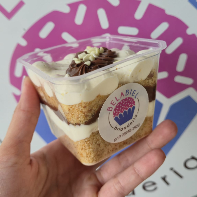 A combinação que conquistou o Brasil! Massa branca fofinha e úmida, recheada com um mousse de Leite Ninho® aveludado e leve como uma nuvem. Para completar a perfeição, adicionamos uma camada generosa de Nutella® autêntica.