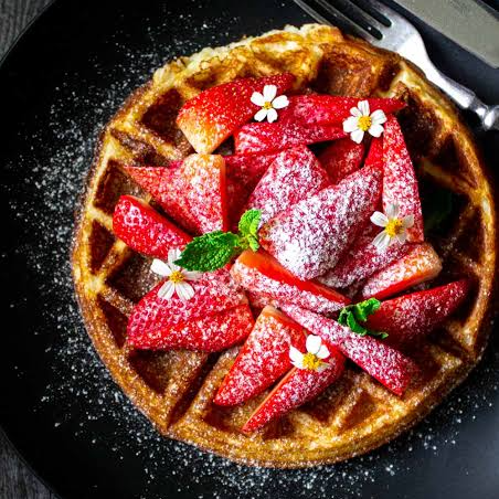 Waffles con Fresa y Crema