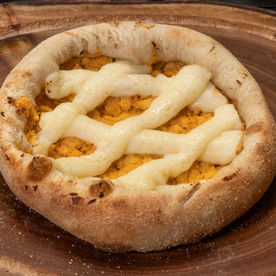 Massa artesanal macia e dourada, recheio cremoso de frango desfiado temperado e Catupiry Original derretido. O clássico que nunca sai de moda, ainda mais delicioso na versão esfiha!