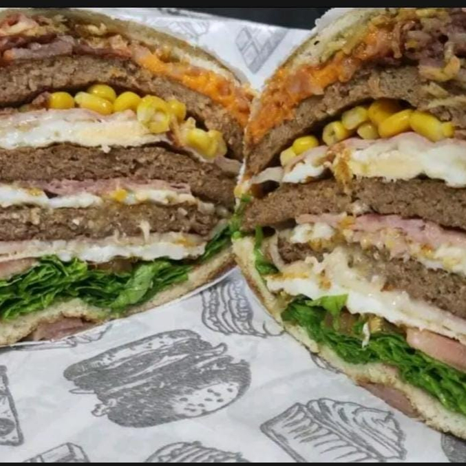 3 HAMBÚRGUER, 3 OVO, CALABRESA, BACON ALFACE, TOMATE, MILHO, CATCHUP, MAIONESE, BATATA PALHA,3 PRESUNTO, 3 MUSSARELA, CHEDDAR.*Imagem meramente ilustrativa*