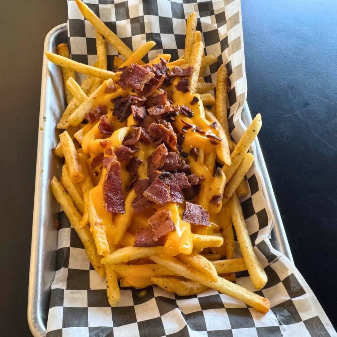 Papas Francesas con Queso Amarillo y Tocino