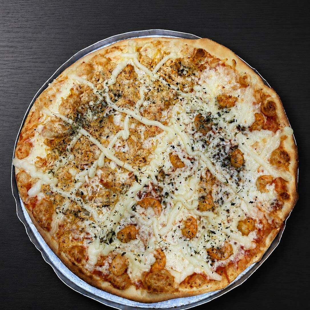 Pizza Gigante (45cm): tamanho ideal que serve até 16 fatias. Uma combinação perfeita de massa leve, ingredientes selecionados e muito sabor em cada pedaço.