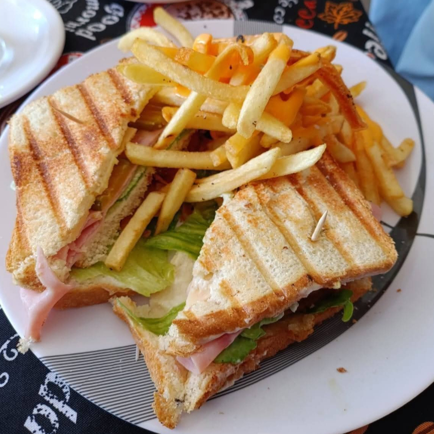 Club Sandwich (con Papas)