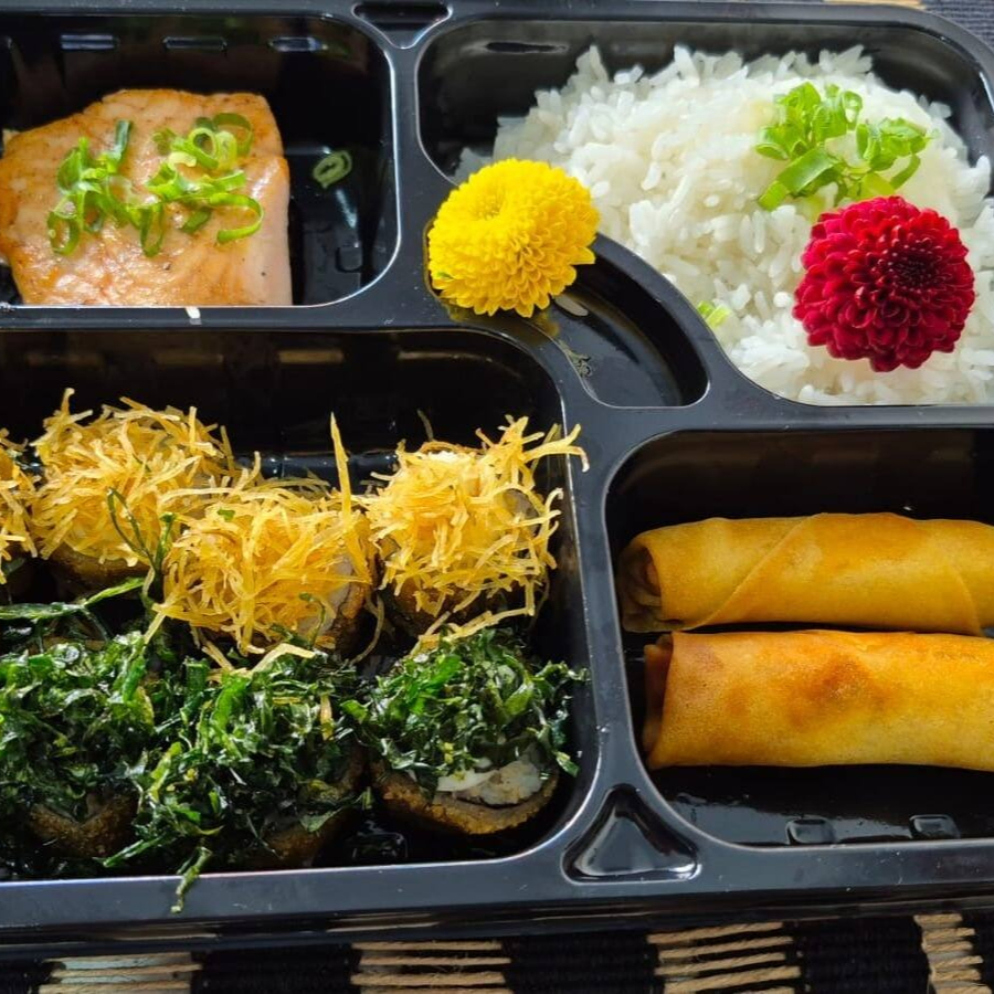 Gohan(arroz japones) salmao grelhado 8 hot holls 1 guioza 1 harumaki de queijo