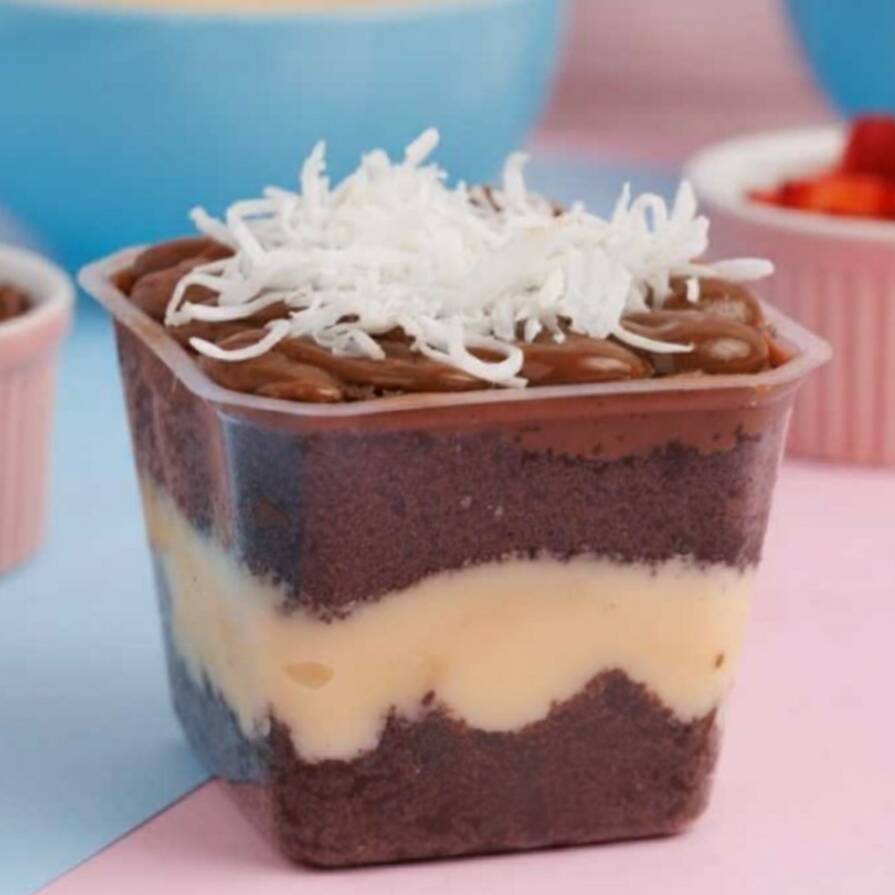 Massa de chocolate com brigadeiro de coco e brigadeiro de chocolate