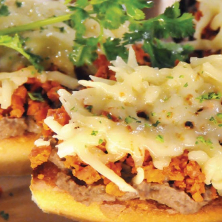 Molletes con Chorizo