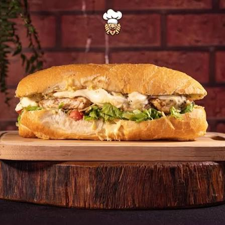 Maionese, tomate, milho, alface, bacon, frango desfiado e queijo