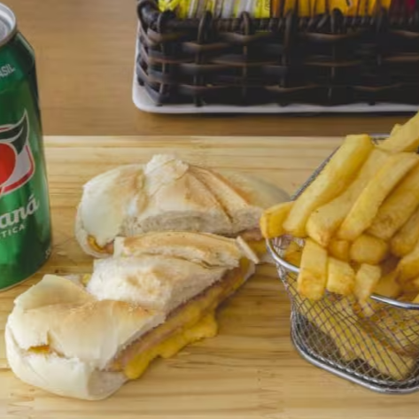 Combo prático e saboroso: Misto Quente quentinho e recheado com queijo derretido e presunto de qualidade, acompanhado de batata frita crocante e refrigerante geladinho de 350ml.