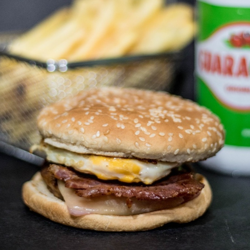 PÃO, CARNE, QUEIJO, PRESUNTO, OVO, BACON E MOLHO DA CASA.
