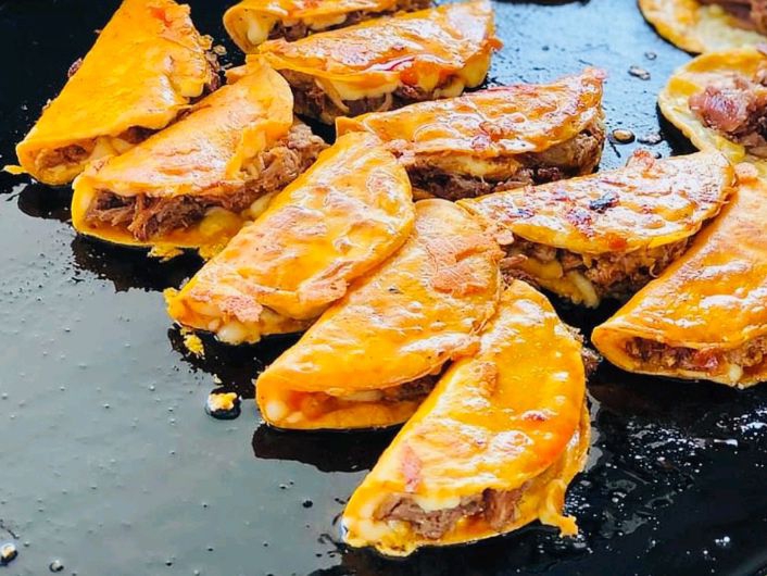 10 Tacos de barbacoa +2 consomé en vaso