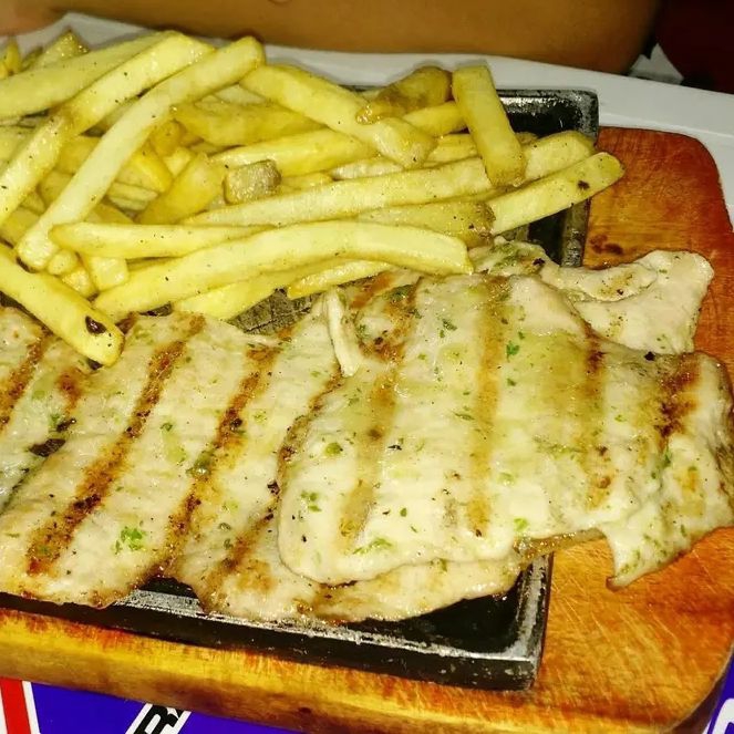 Vaquero de Pechuga Asada + Papás Francesas