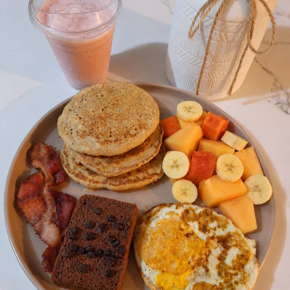 Combo Hotcakes de Avena con Tocino, Huevo al Gusto