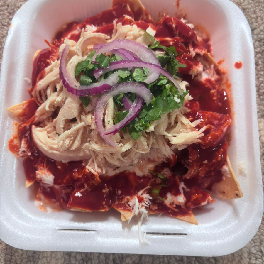 CHILAQUILES ROJOS POLLO