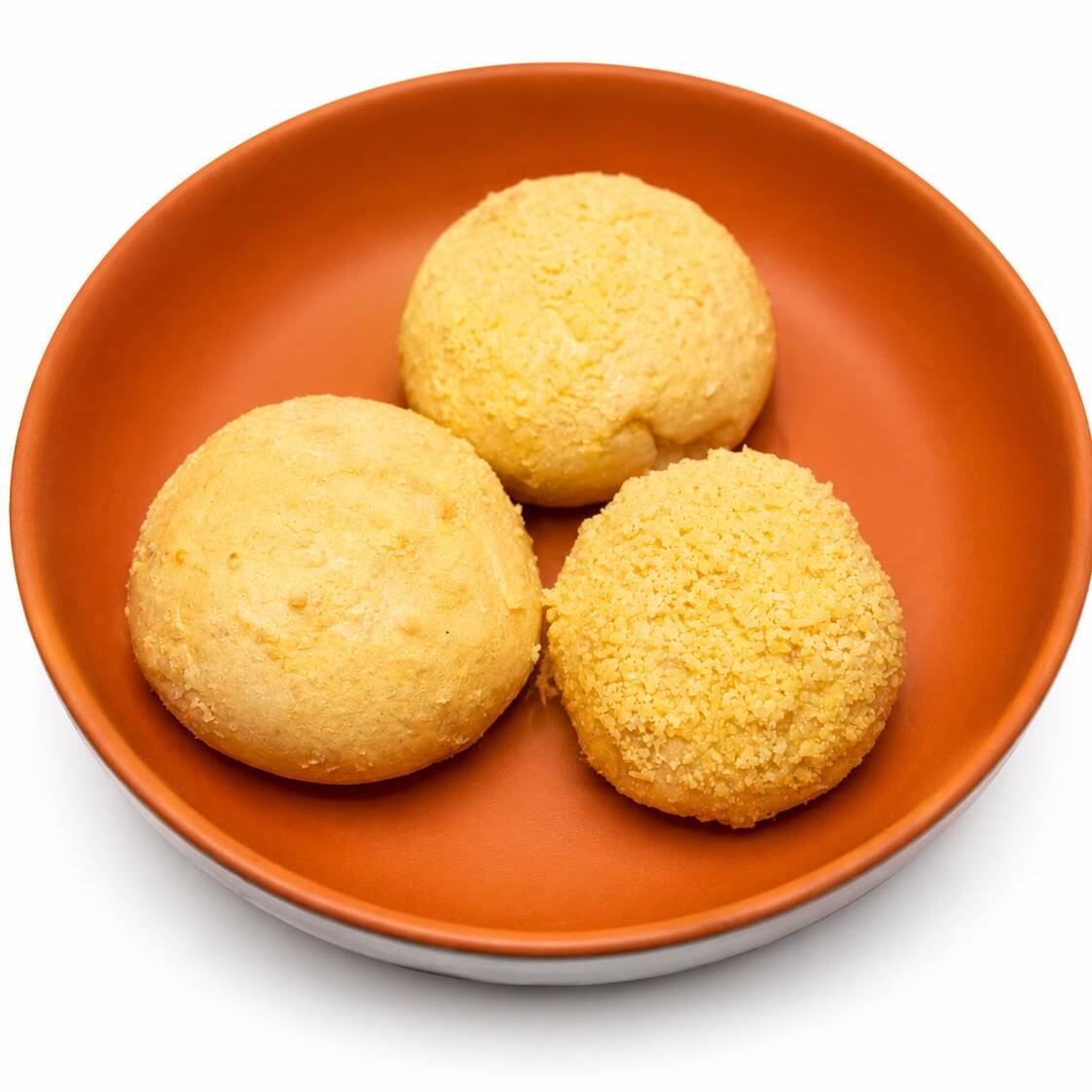 Pãozinho macio, leve e fofinho que derrete na boca, coberto com manteiga e queijo parmesão