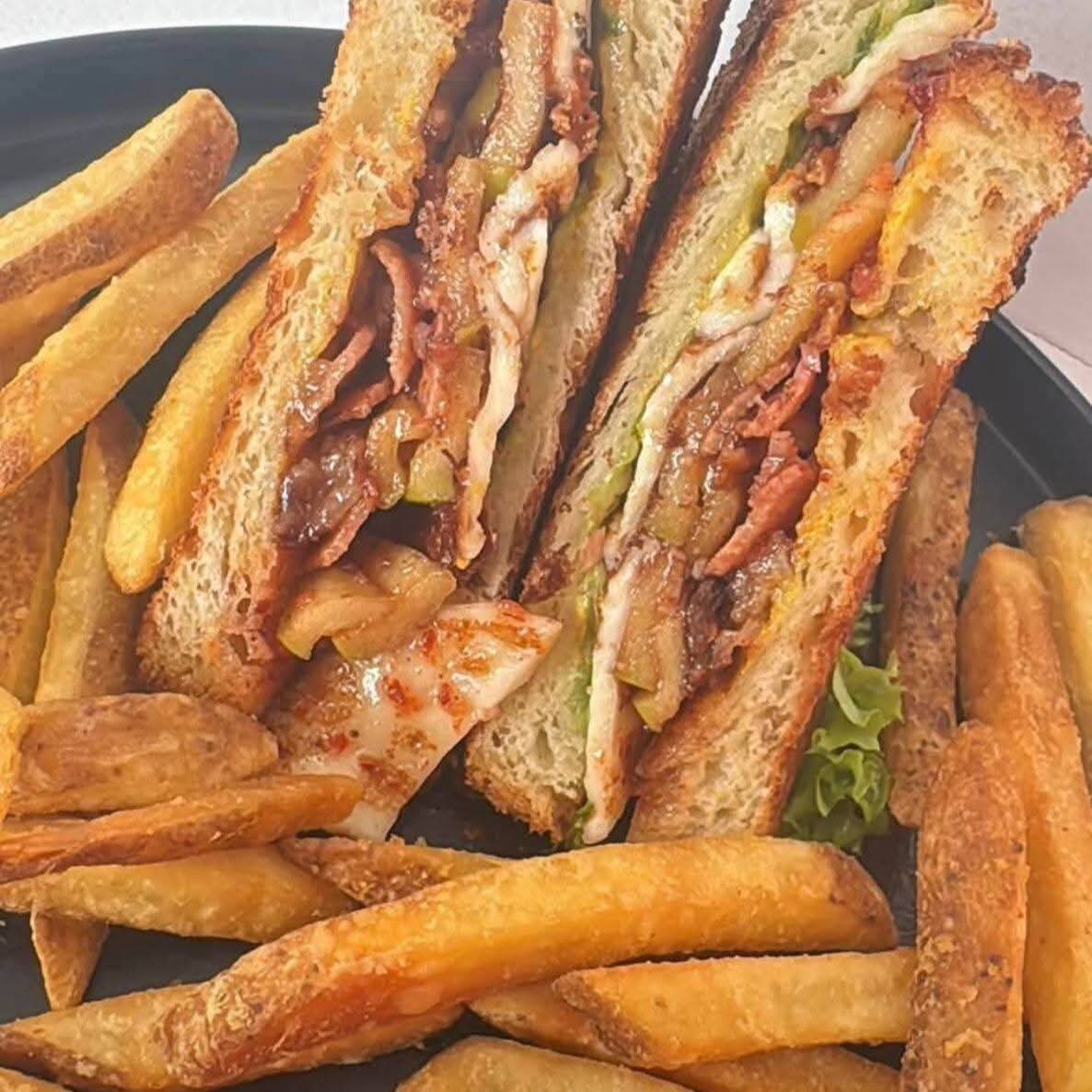 Sandwich De Panela Con Manzana Caramelizada