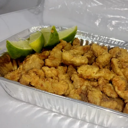 Aproveite o combo de isca de frango com batata ou mandioca, uma combinação irresistível para compartilhar e saborear. 9 tiras de frango cortada em cubos 500g de Batata