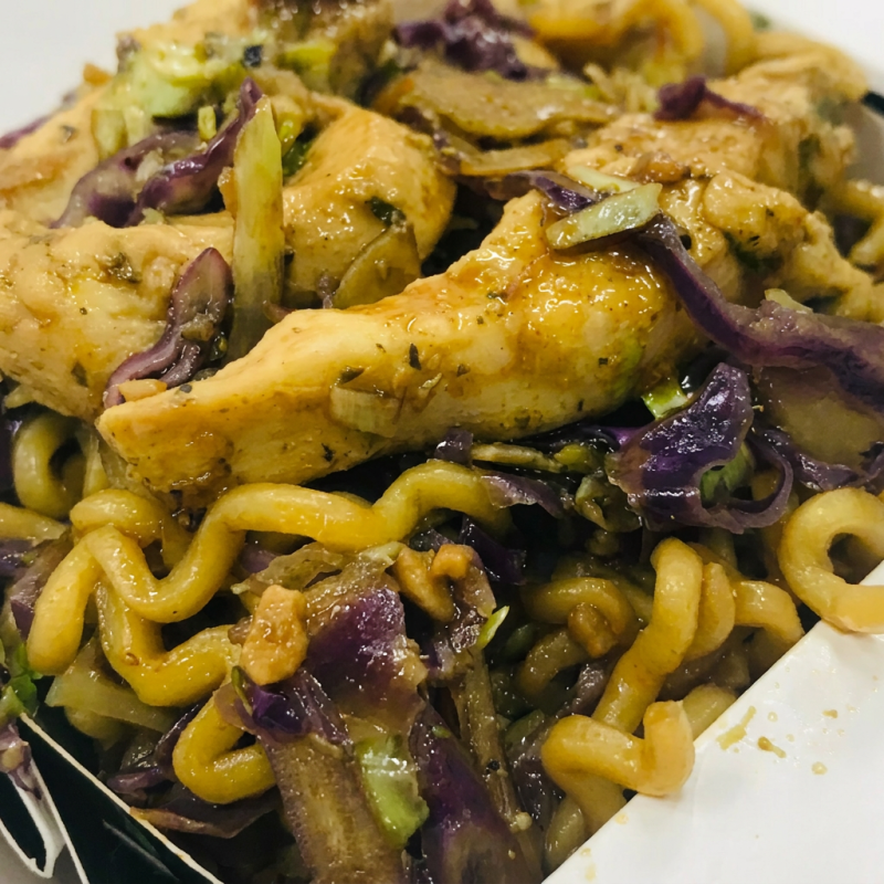 Macarrão , Frango , repolho verde , repolho roxo , cenoura , Brocolis , Cebolinha e Finalizado com molho especial da casa.