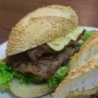 Contra filé, queijo e vinagreti no pão de bagueti