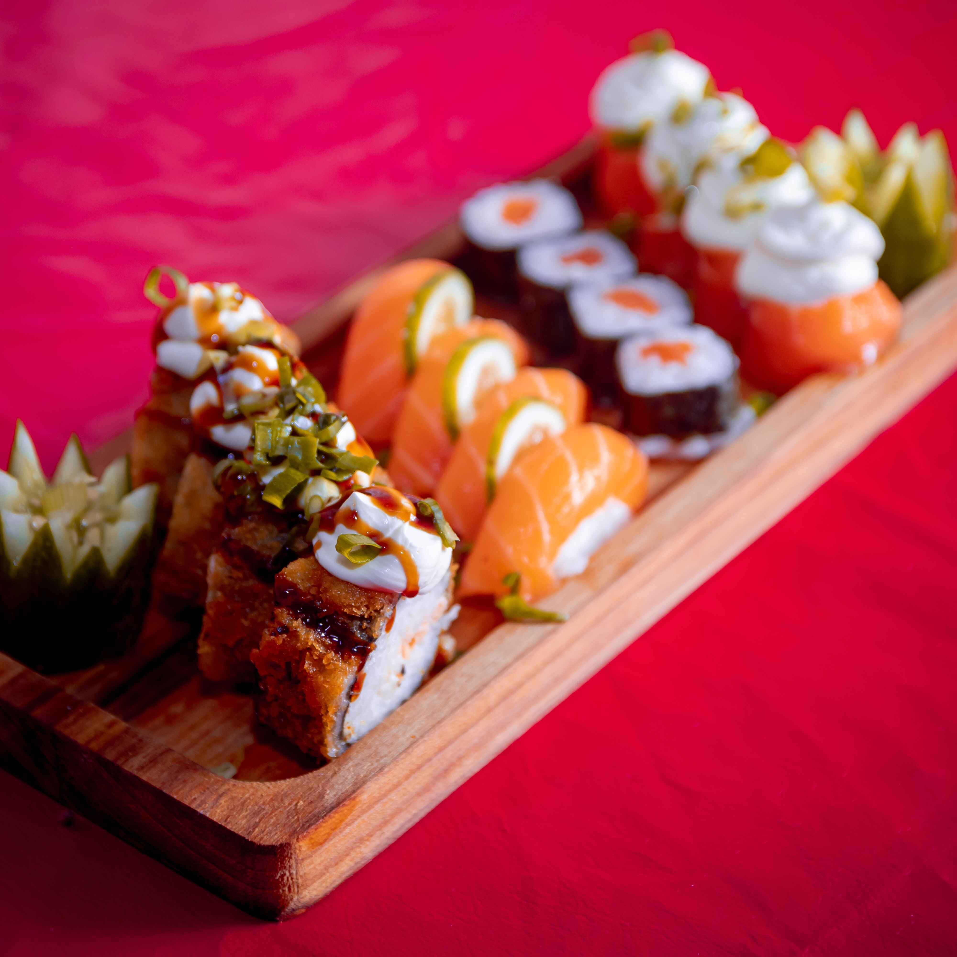 Delicie-se com nosso irresistível combo de sushi! São 4 Nigiris, 4 Joys, 4 Hossomakis de salmão e 4 Hot hot roll de salmão, acompanhados de 2 molhos Shoyo, 2 molhos Tarê e 1 hashi. Uma explosão de sabor que você não pode perder!