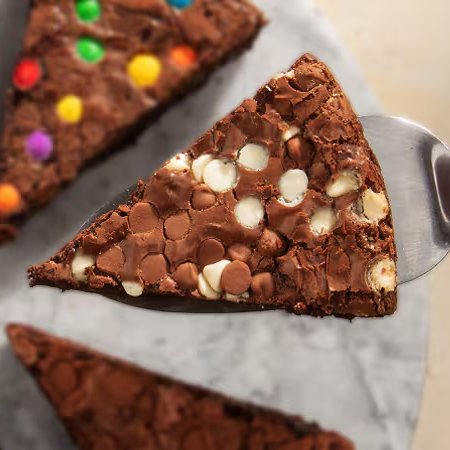 Nossa deliciosa fatia de brownie caseiro. Com irresistível sabor que lembra o brownie da vovó. Imagem meramente ilustrativa. Serve 1 Pessoa.