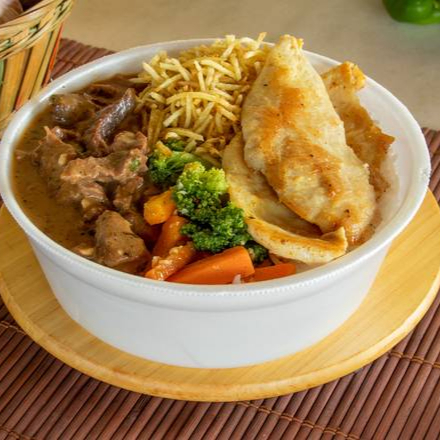 Arroz, feijão, farofa, legumes, massa do dia, fritura do dia ( escolher frango ou bife)e salada.