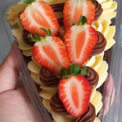 Fatia de Brownie, Creme de Ninho, fios de Nutella e Morango