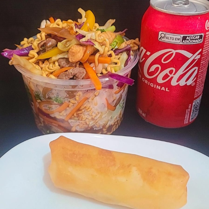 Prepare-se para uma incrível experiência gastronômica com o nosso Yakisoba. Este prato é preparado com legumes frescos e a mais fina seleção de proteínas, proporcionando uma combinação harmoniosa de sabores agridoces e texturas crocantes. Os legumes 'al dente' adicionam um toque de frescor, e tudo é preparado na hora, garantindo que você desfrute do melhor que o sabor tem a oferecer. Pode acreditar, este é, verdadeiramente, o melhor Yakisoba que você terá o prazer de saborear.