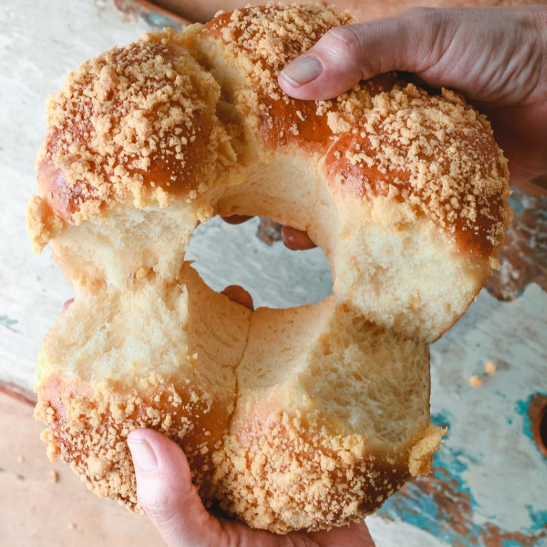 Farinha Clássica, leite, óleo de girassol, açúcar, leite em pó, manteiga, ovo, levain, milho verde e sal
