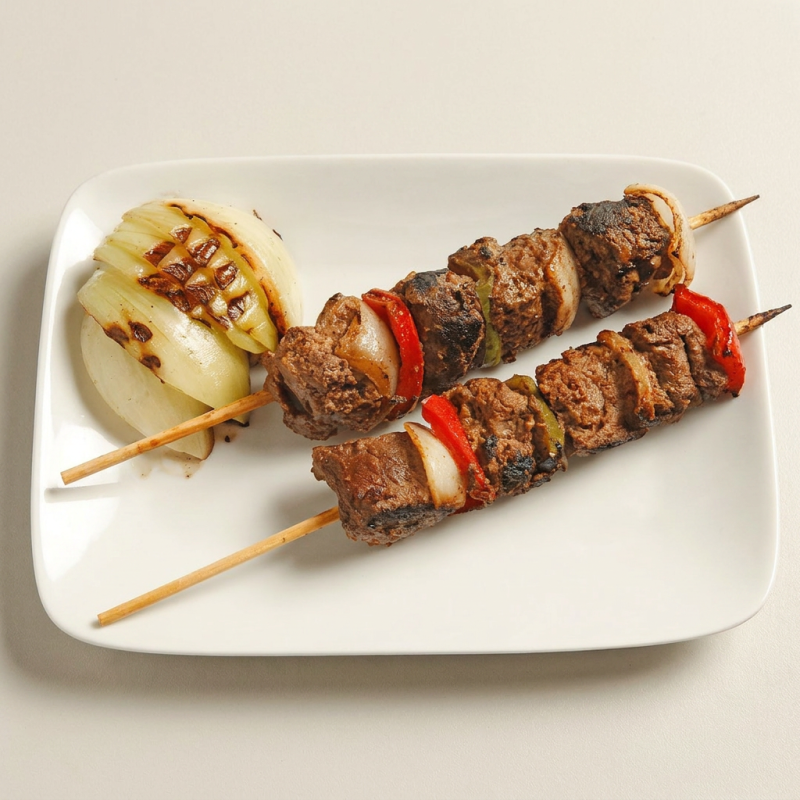 Uma explosão de sabores em cada mordida! Nosso Espeto Brochete reúne carne de boi suculenta, bacon defumado, pimentão e cebola fresquinhos, tudo grelhado até a perfeição. Essa combinação colorida e saborosa oferece texturas únicas que conquistam o paladar. Ideal para compartilhar ou saborear sozinho, é a escolha certa para quem quer uma experiência gastronômica completa! Acompanha Farofinha E Chimichurri. Os acompanhamentos são cortesia e proporcionais a gramatura do pedido.