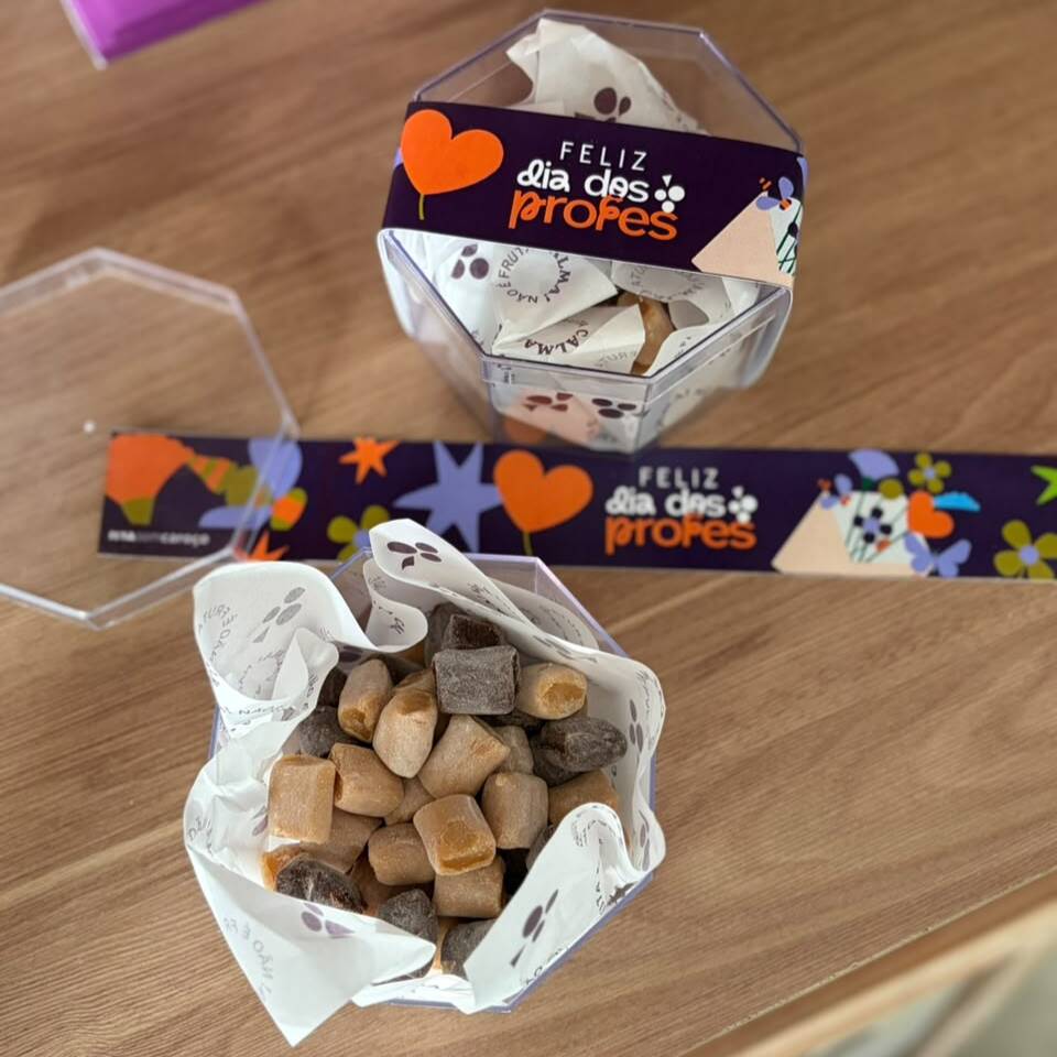 Caixinha de acrílico com 250g das nossas balinhas de brigadeiro.