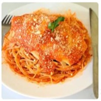 Com molho caseiro, filé de frango empanado, coberto com queijo mussarela derretido, queijo ralado e um macarrão espaguete com nosso molho especial caseiro. Uma verdadeira delícia.Servido na marmita de 700ml.