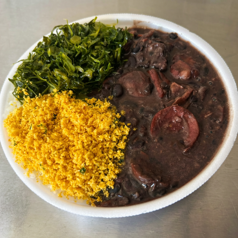 Porção com aprox. 500g: feijão preto com paio, calabresa, carne seca, lombo e costelinha. Acompanha arroz, farofa da casa e couve refogada. Sabor caseiro ️.