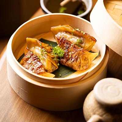 Ravioli japonês de legumes.