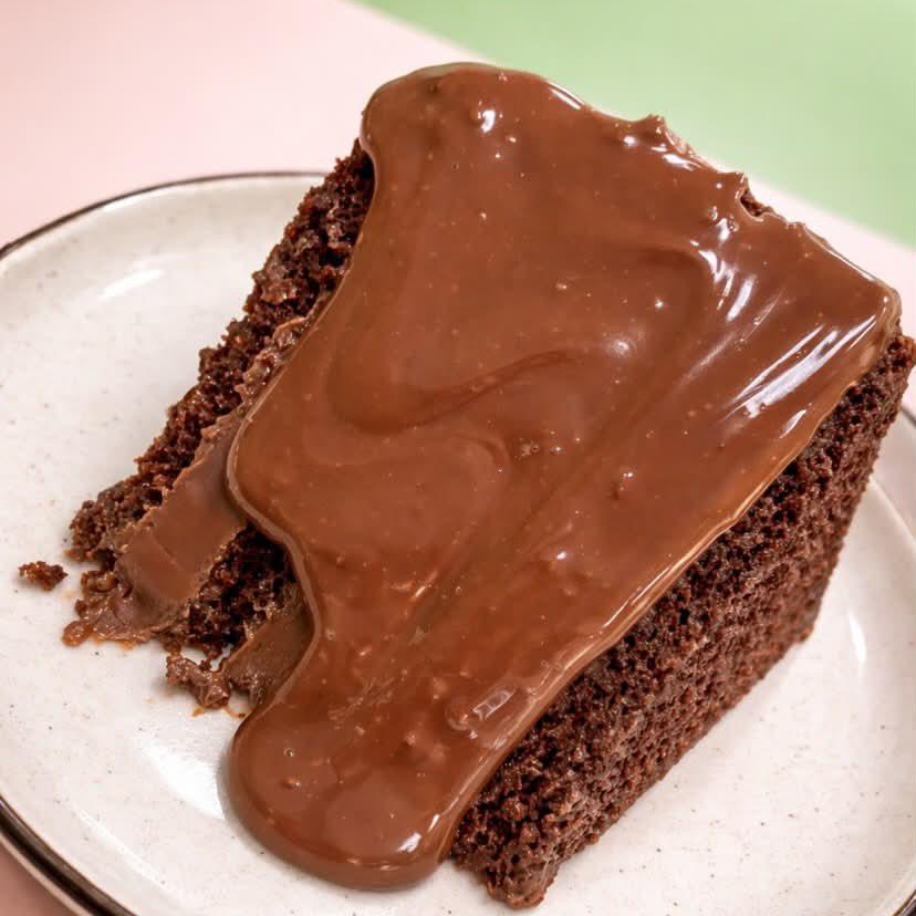 Massa de chocolate molhadinha, brigadeiro super cremoso de cacau 50% acompanha copinho de calda