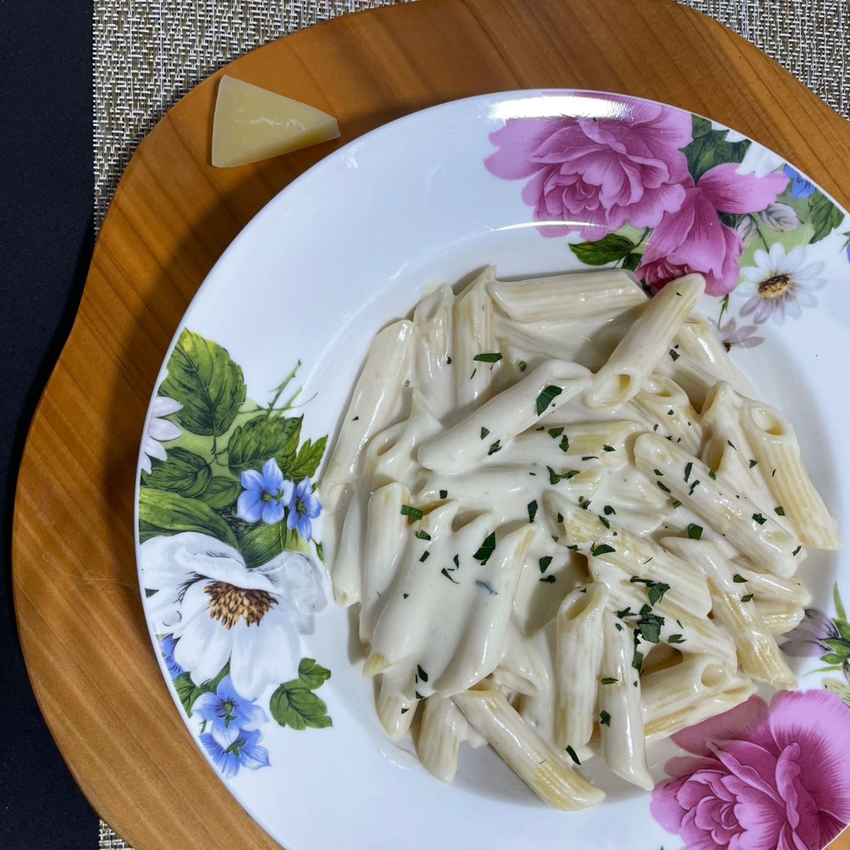 Clássico, cremoso e irresistível! Preparado com uma combinação especial de queijos — parmesão, gorgonzola, mussarela e requeijão cremoso — nosso molho tem textura aveludada e sabor marcante.