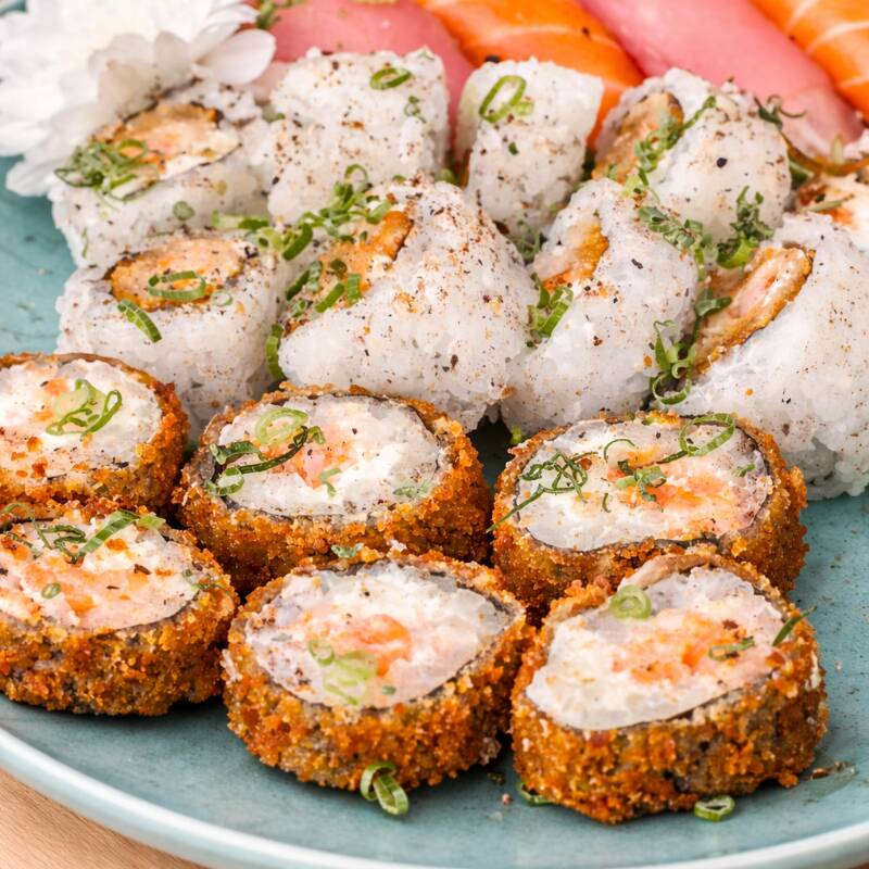 10 uramaki camarão, 10 carioca salmão, 4 niguirí misto