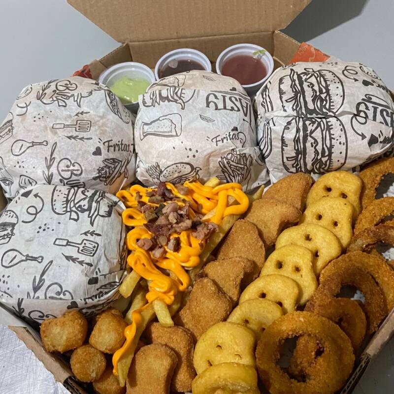 4 Hamburguer , 180g de frita com cheddar e bacon , 7 anel de cebola , 7 nugget , 7 batata de carinha , 7 mandioquinha . OBSERVAÇÃO ; AS BATATAS PODEM CHEGAREM MURCHAS DEVIDO A EMBALAGEM FECHADA .