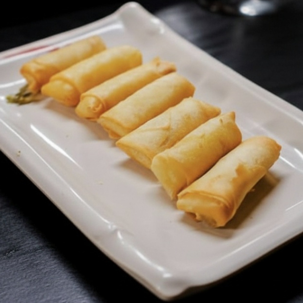 Delicie-se com o nosso Harumaki, uma especialidade da categoria de 'Acompanhamentos'. Esta iguaria é composta por oito unidades de suculentos e crocantes enrolados, meticulosamente preparados e recheados com um queijo de qualidade superior. A mistura perfeita de texturas e sabores que torna este prato um favorito entre nossos clientes. Aprecie o Harumaki, o toque extra que faltava para tornar sua refeição ainda mais inesquecível.