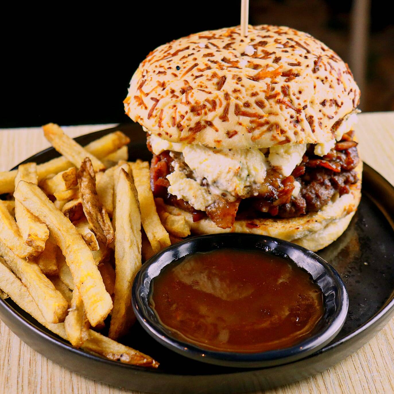 Burger Cheese and Bacon 200gr + Papas