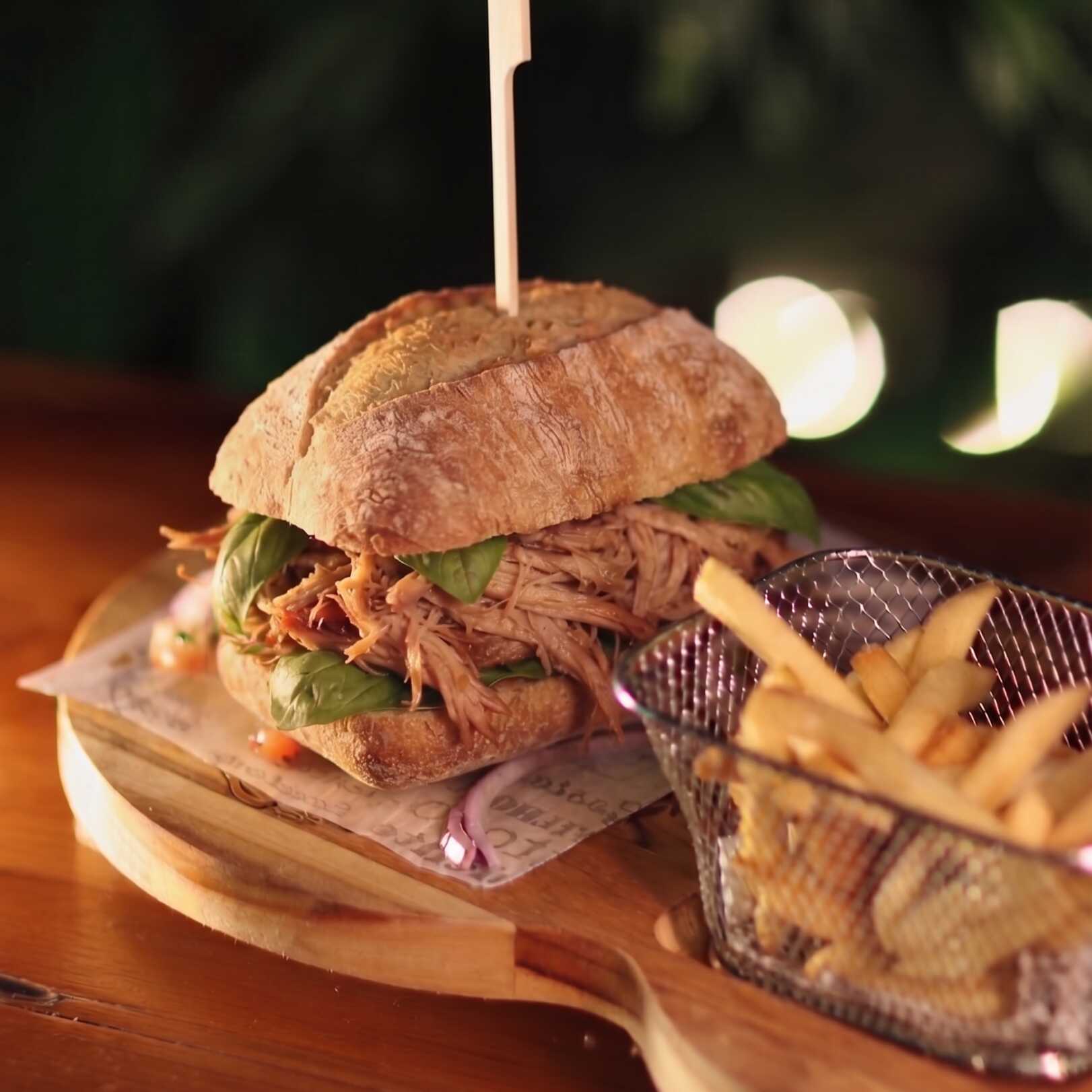 Lanche especial no pão caseiro com pernil defumado, queijo gorgonzola, rúcula fresca, vinagrete e cebola roxa.
Todos os nossos burgers e lanches acompanham batata frita.