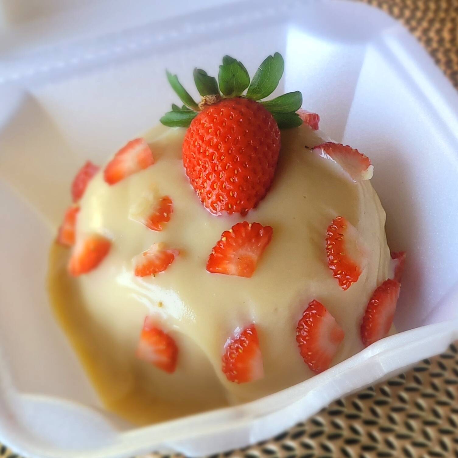 Bolo fofinho de baunilha com cobertura de brigadeiro cremoso de ninho e geleia de morango. Aproximadamente 250g.